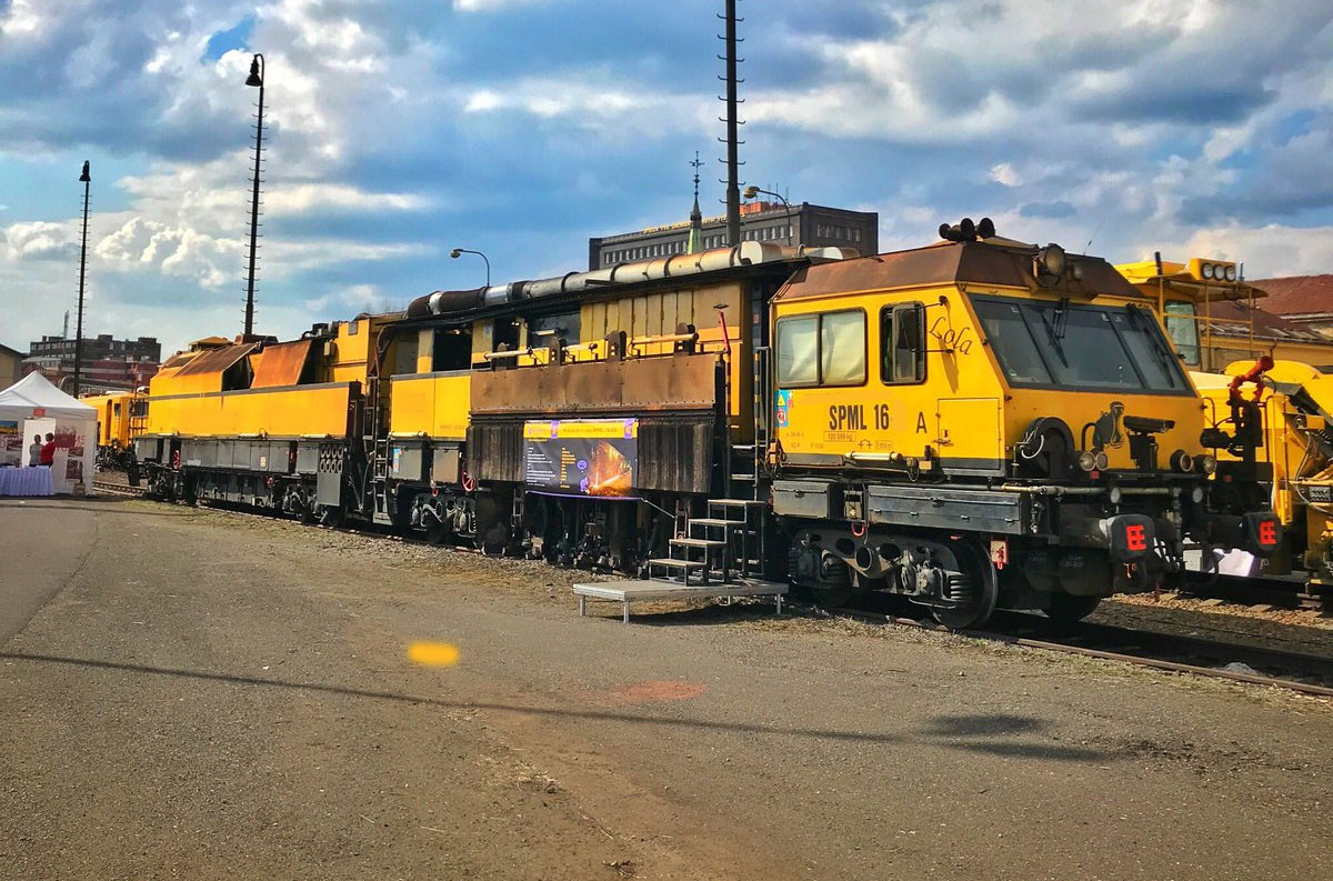 Loram SPML 16 жп шлифовъчен влак {1435 mm жп релсие} под Наем в Чехия (Европа)